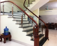 Cầu thang kính chân trụ inox 2 nẹp gỗ thi công tại Hải Dương